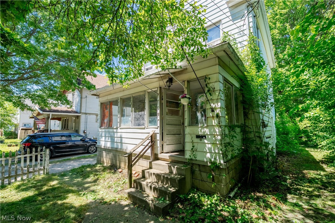 1223 W Wilbeth Road Property Photo 2