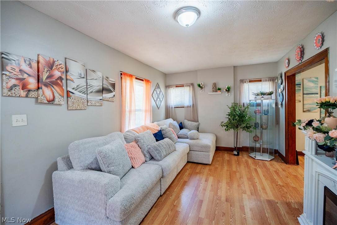 190 E Archwood Avenue Property Photo 8