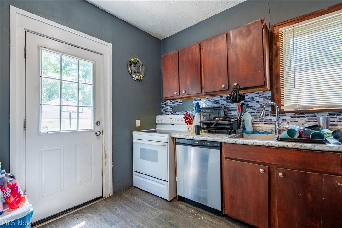 190 E Archwood Avenue Property Photo 11