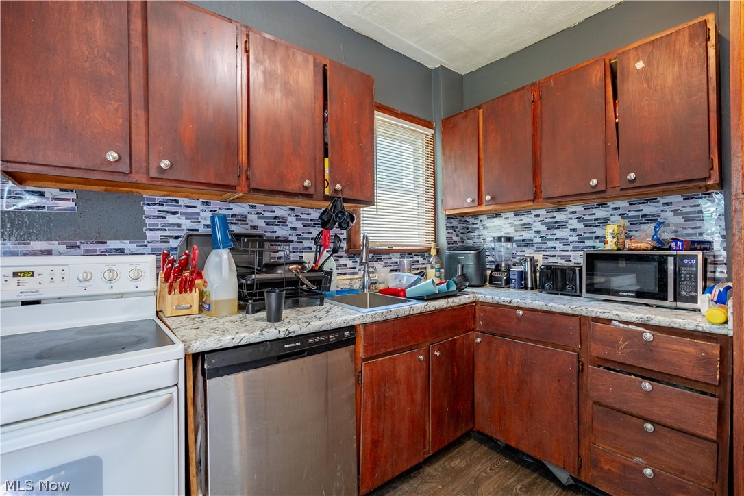 190 E Archwood Avenue Property Photo 12