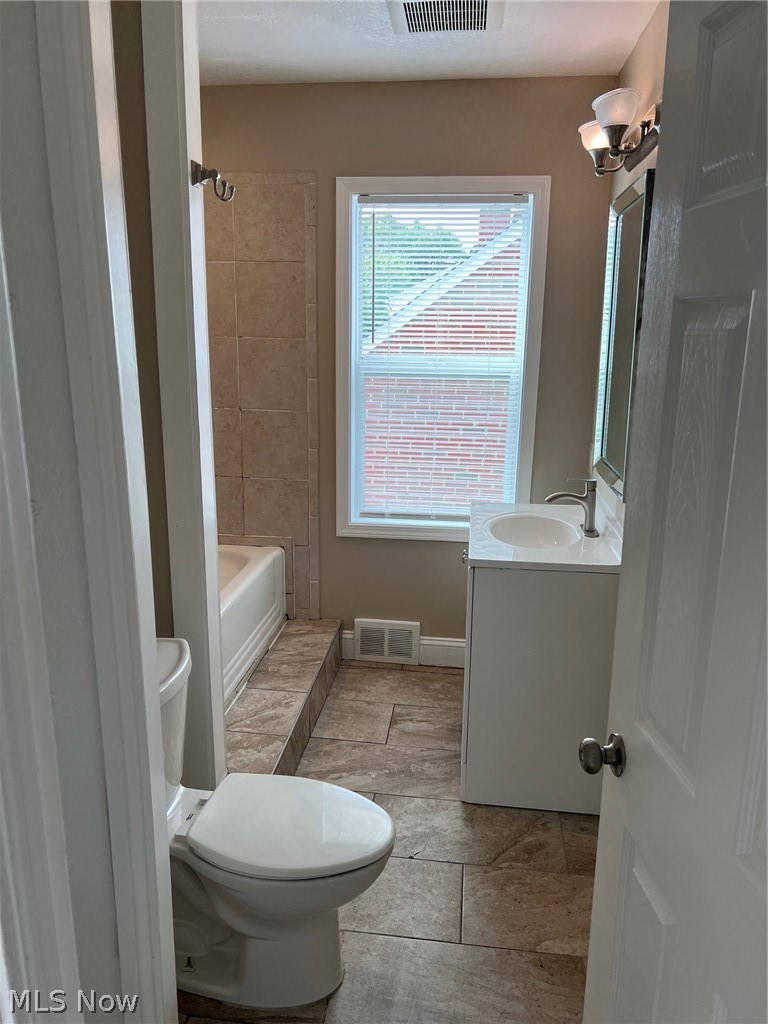 261 E 210th Street Property Photo 9