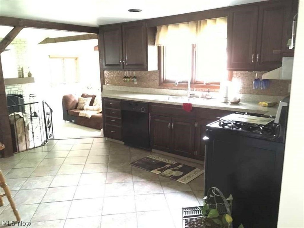 25200 Glenbrook Boulevard Property Photo 8