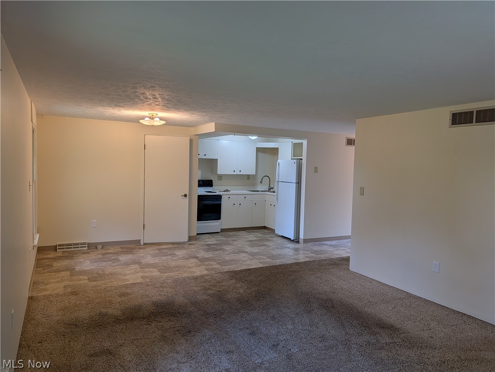 13992 E Center Street Property Photo 4