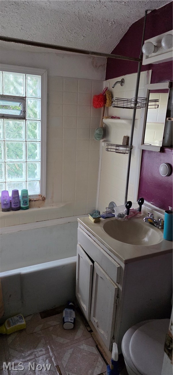 1456 E 250th Street Property Photo 5