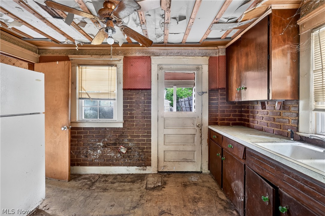 583 Hillsdale Drive Nw Property Photo 2