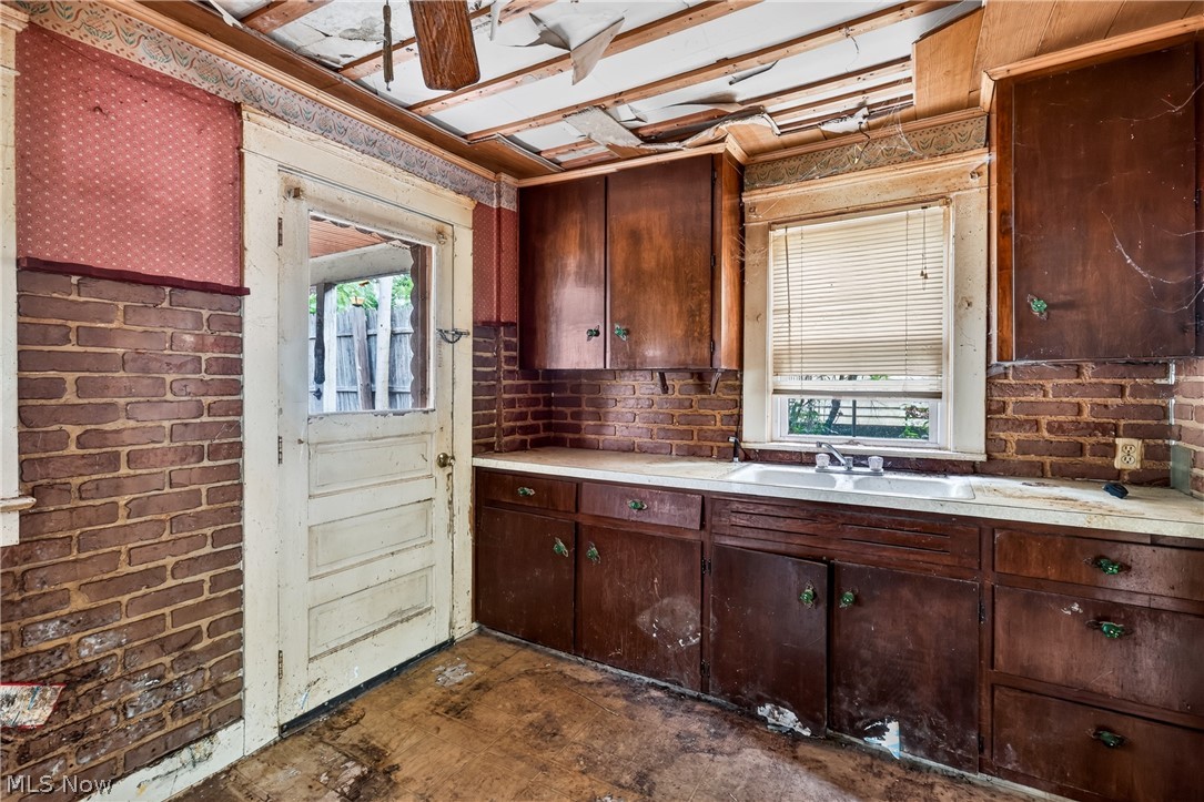583 Hillsdale Drive Nw Property Photo 3