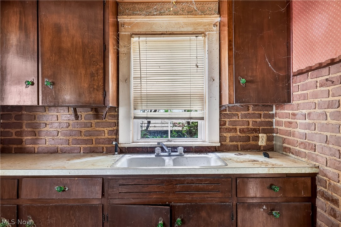 583 Hillsdale Drive Nw Property Photo 4
