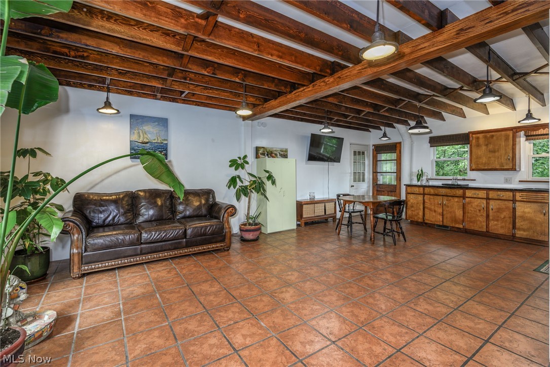 737 Allerton St Property Photo 3