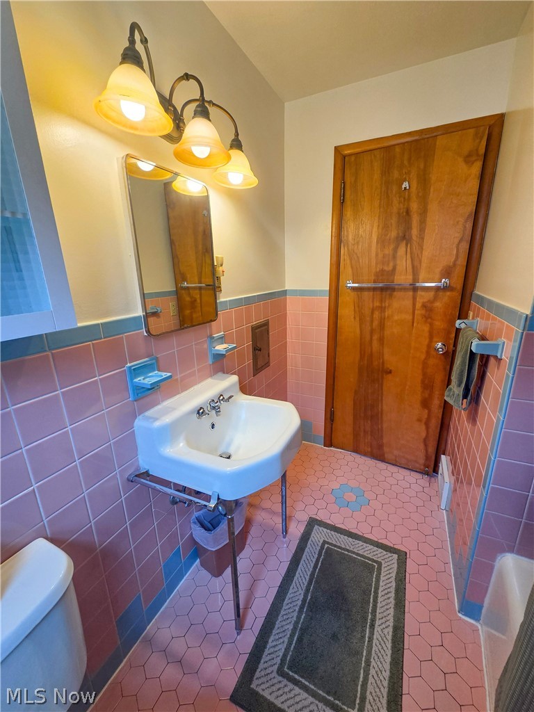 5589 Mayfield Road Property Photo 13