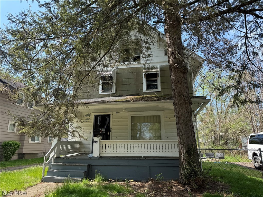 654 Carpenter Street Property Photo 1