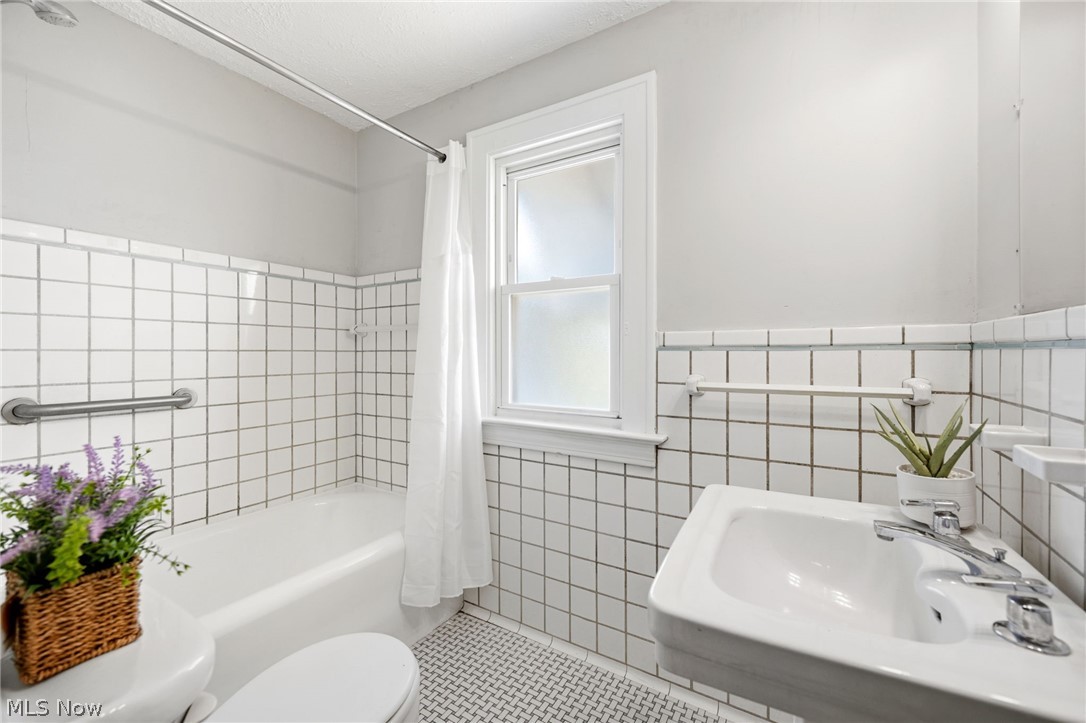 396 E 214th Street Property Photo 18