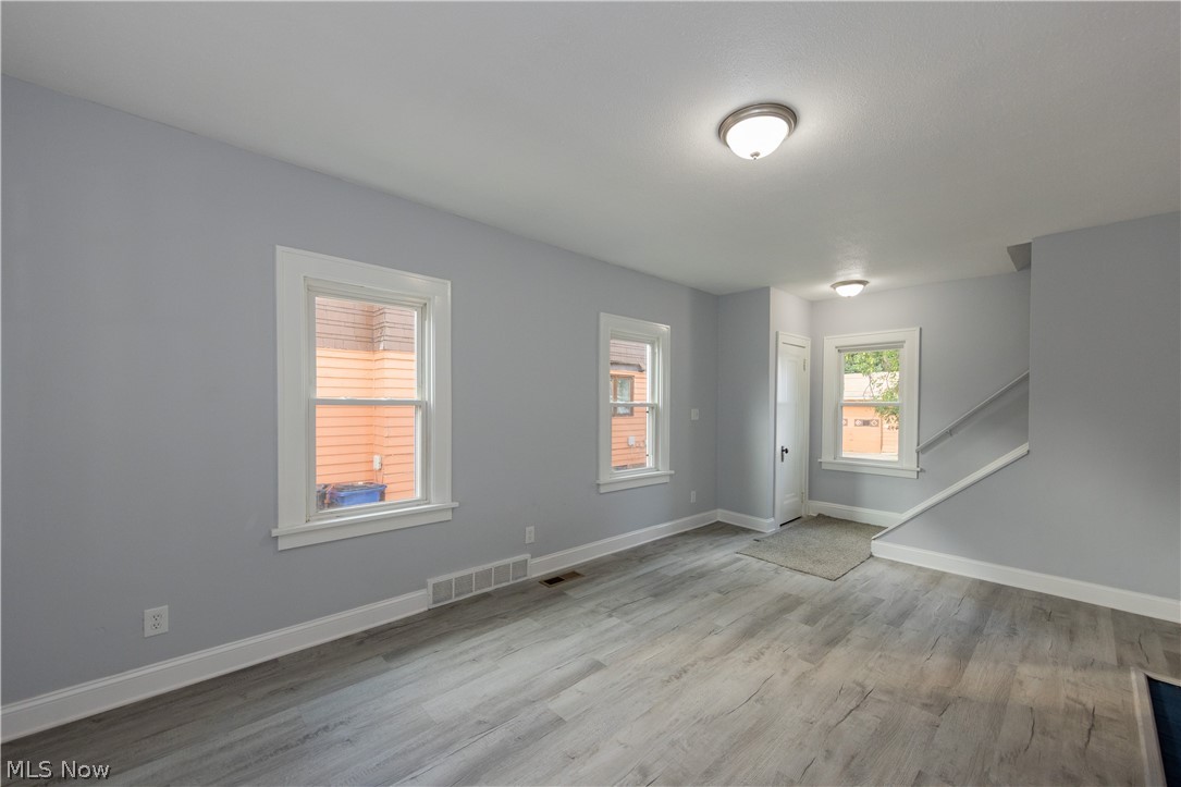 1677 Hillview Road Property Photo 2