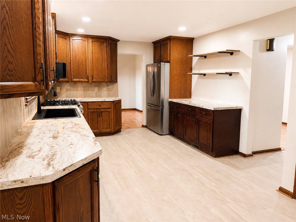707 Oakridge Drive Property Photo 16