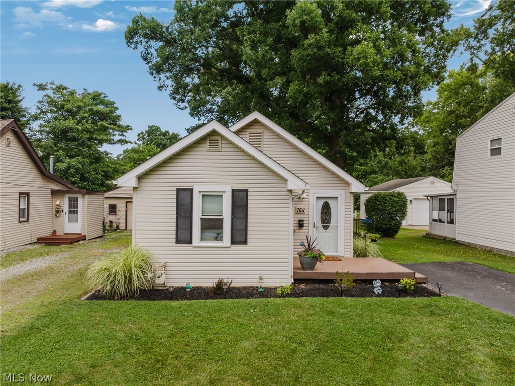 7611 Manor Drive Property Photo 1