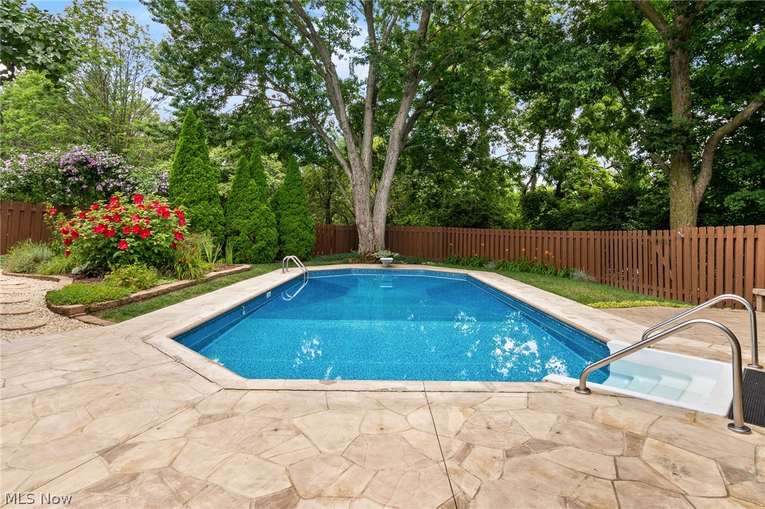 559 Berkshire Drive Property Photo 3