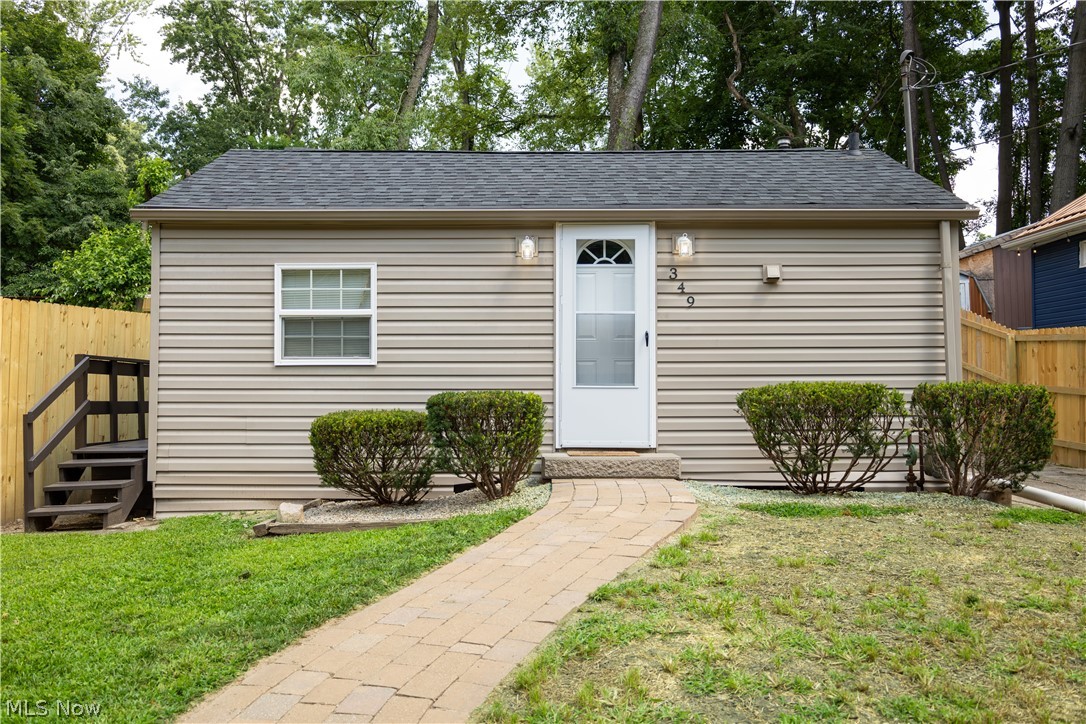349 E Pace Avenue Property Photo 2