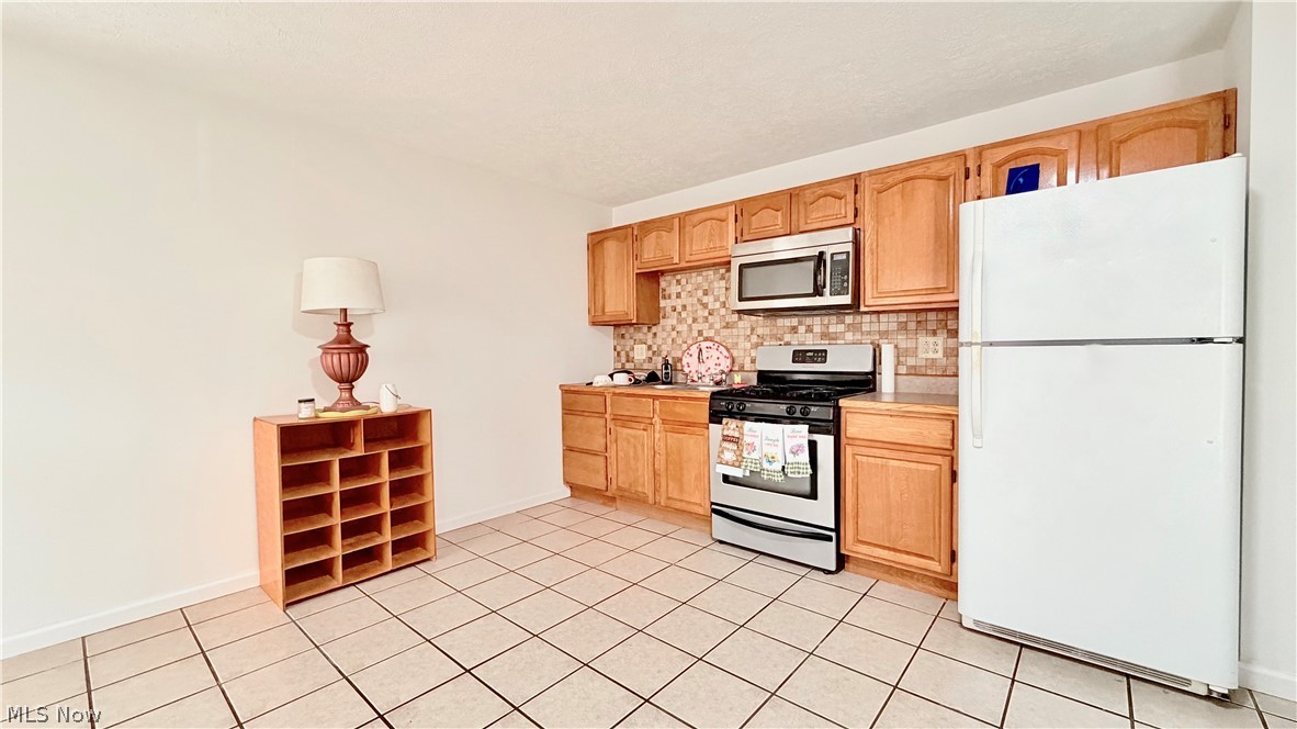 1094 Clement Avenue Property Photo 7