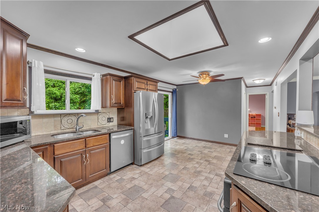 4824 Darrow Road Property Photo 8