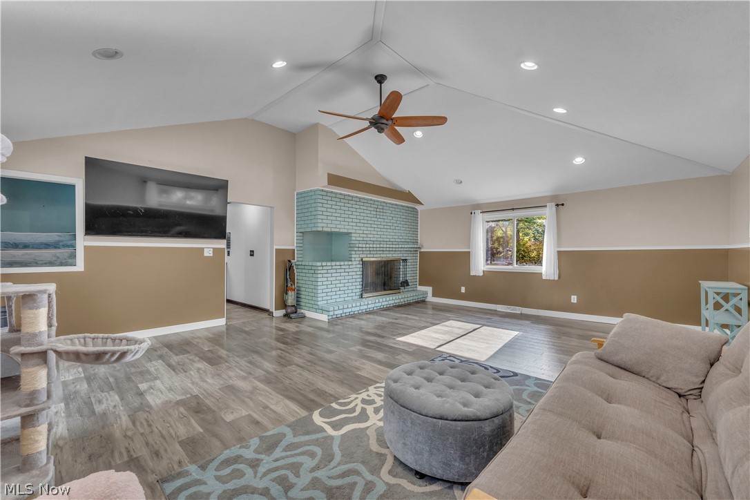 4824 Darrow Road Property Photo 12