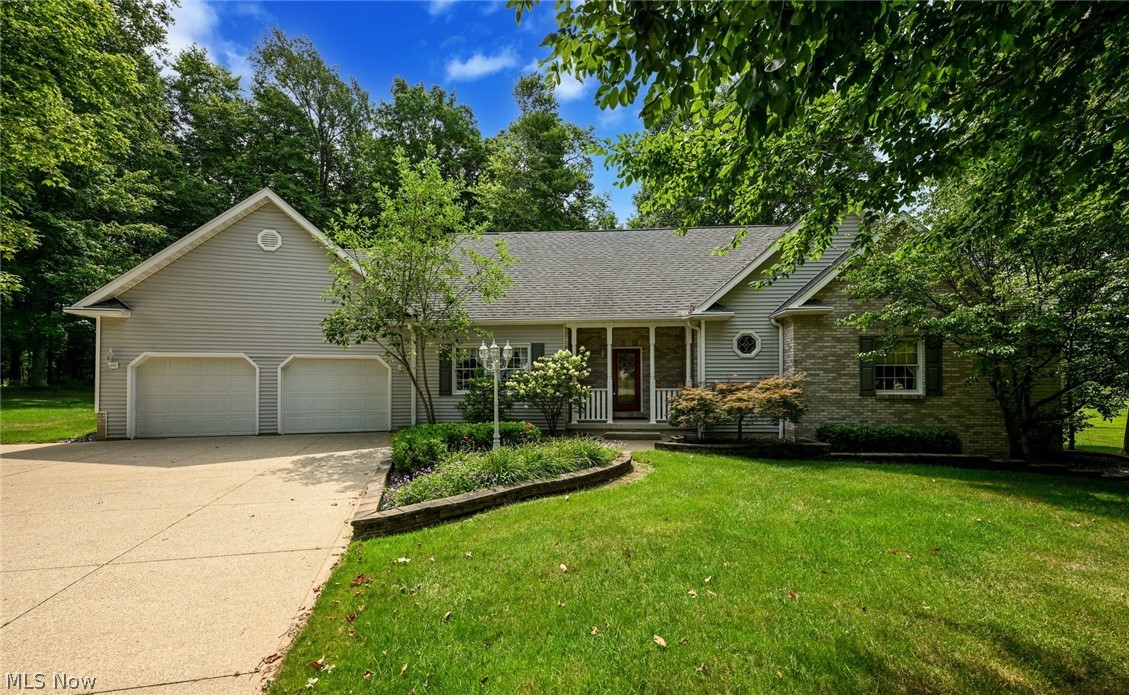 37 W Maple Drive Property Photo 1