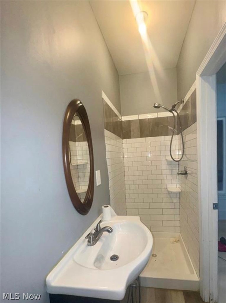 556 W Myrtle Avenue Property Photo 5