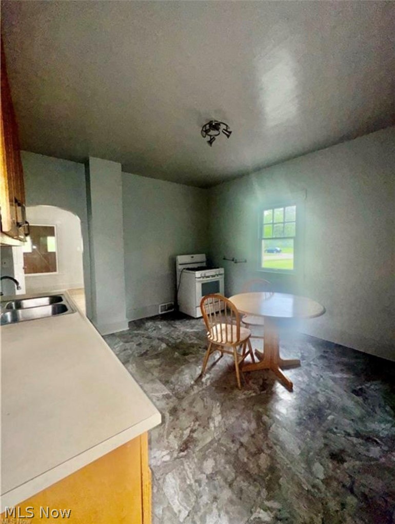 556 W Myrtle Avenue Property Photo 7