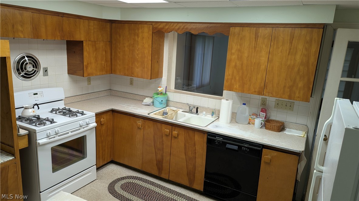 2921 Center Road Property Photo 11