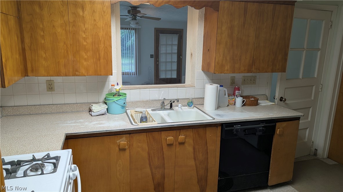 2921 Center Road Property Photo 12