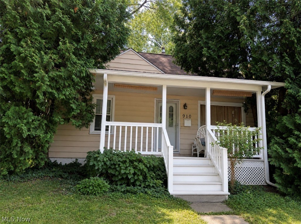 910 E 14th Street Property Photo 2
