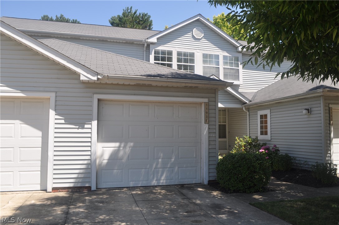 1193 Pinecrest Place E Property Photo 2