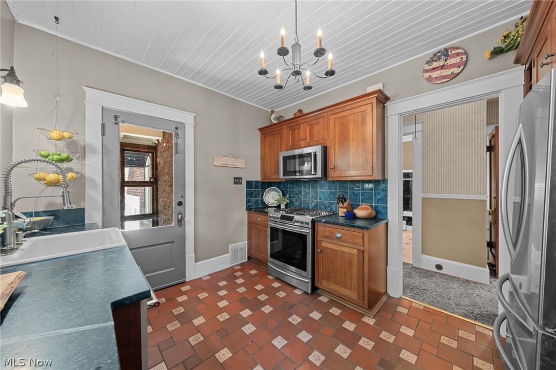 168 Castle Boulevard Property Photo 18