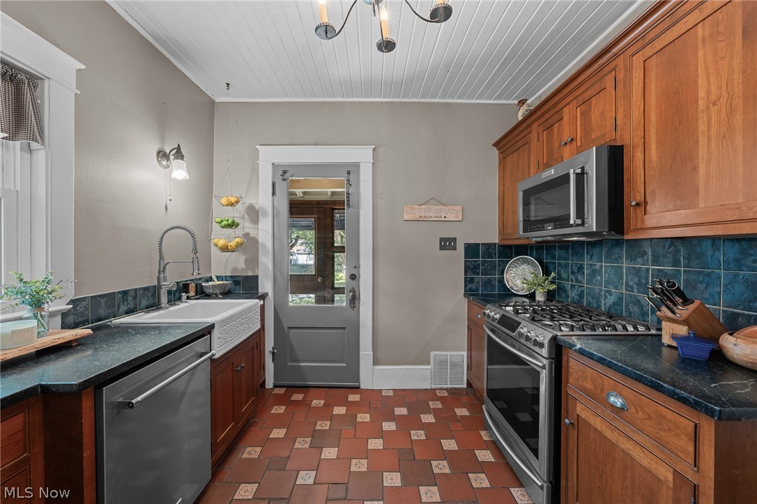 168 Castle Boulevard Property Photo 22
