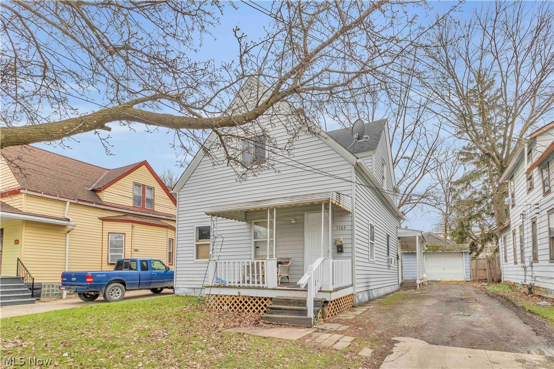 3305 Roanoke Avenue Property Photo 1