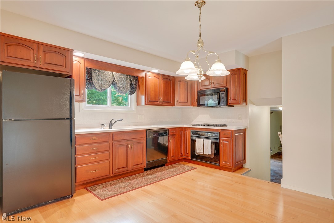4880 Maple Hill Drive Property Photo 4