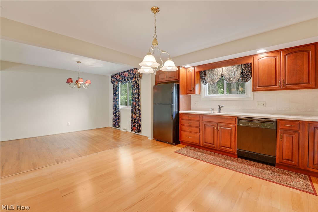 4880 Maple Hill Drive Property Photo 5