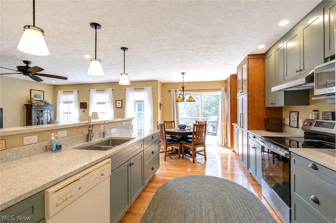 824 Willow Creek Drive Property Photo 3
