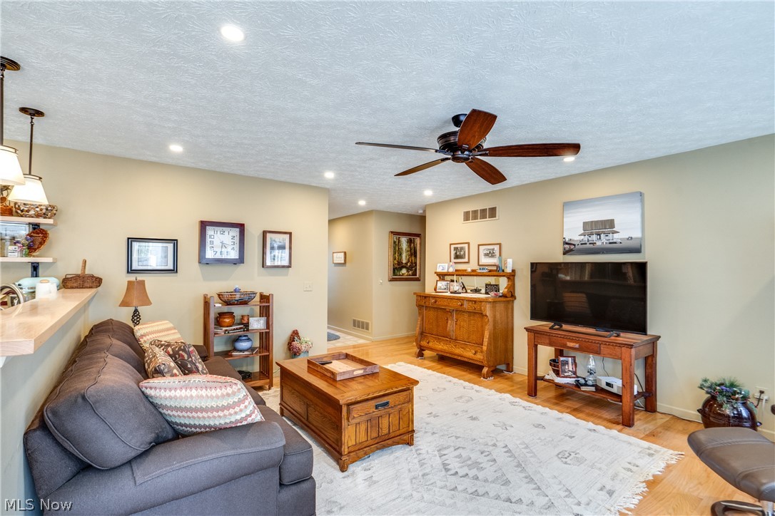 824 Willow Creek Drive Property Photo 8