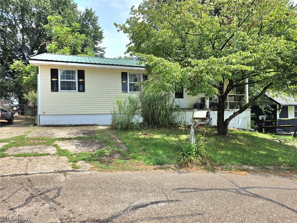 210 E 10th Street Property Photo 4