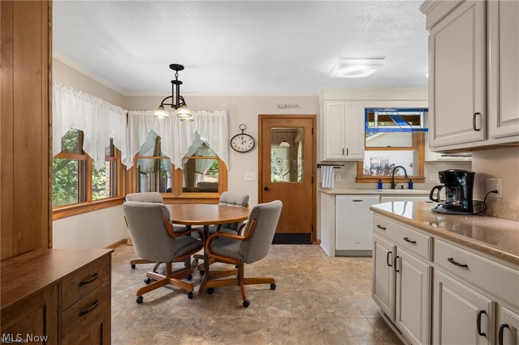 685 Sunnyside Property Photo 14