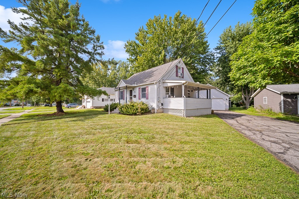 687 Elyria Avenue Property Photo 4