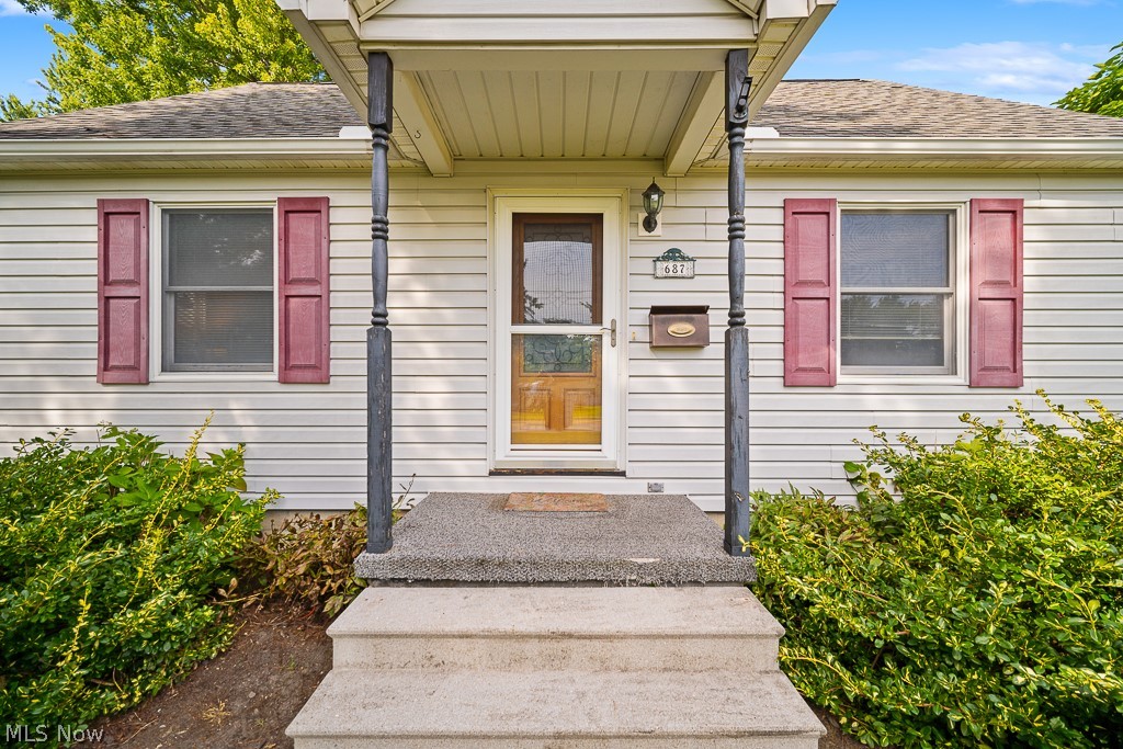 687 Elyria Avenue Property Photo 5