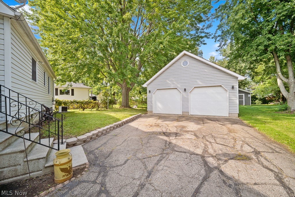 687 Elyria Avenue Property Photo 7