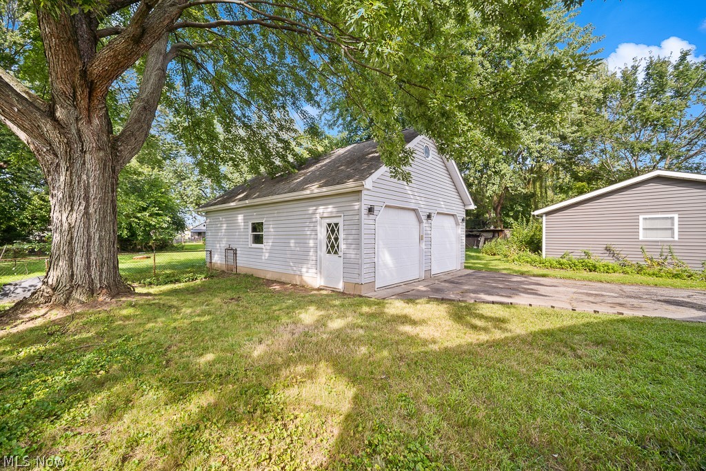 687 Elyria Avenue Property Photo 8