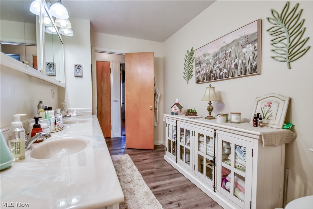 439 E 305th Street Property Photo 17