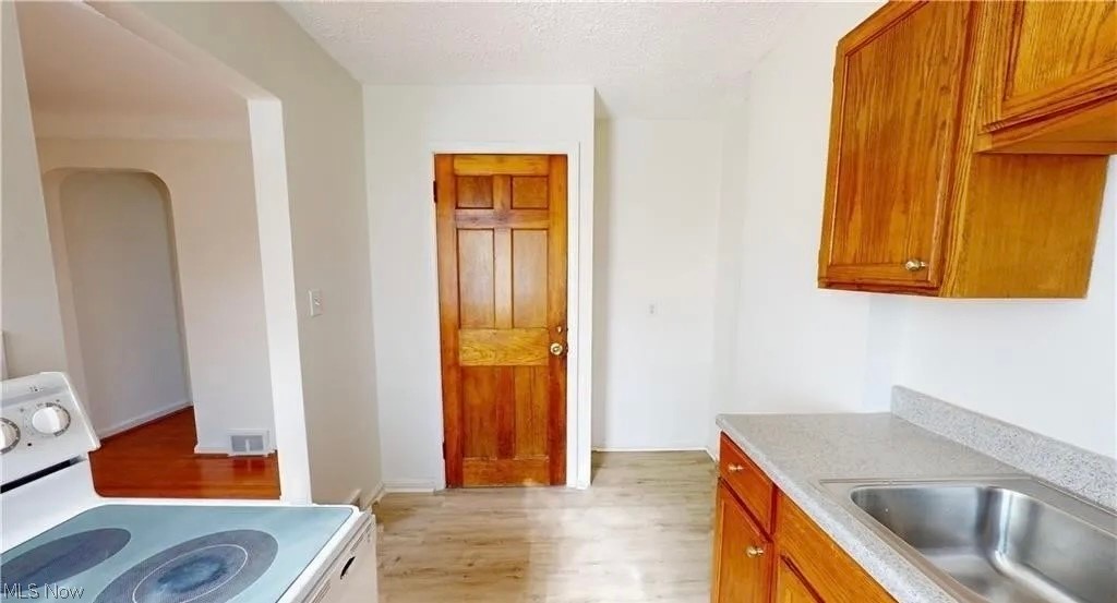 20460 Lakeshore Boulevard Property Photo 6
