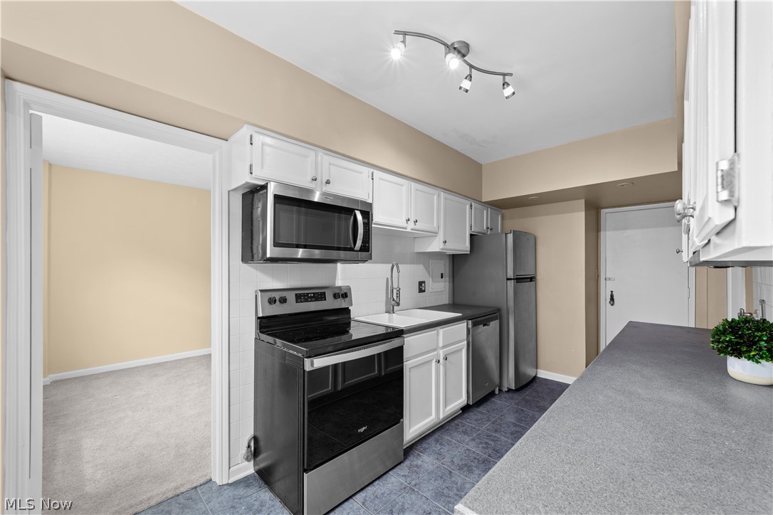 19015 Van Aken Boulevard 311 Property Photo 9
