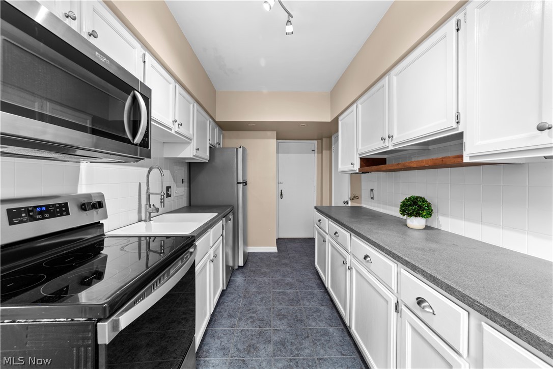 19015 Van Aken Boulevard 311 Property Photo 10
