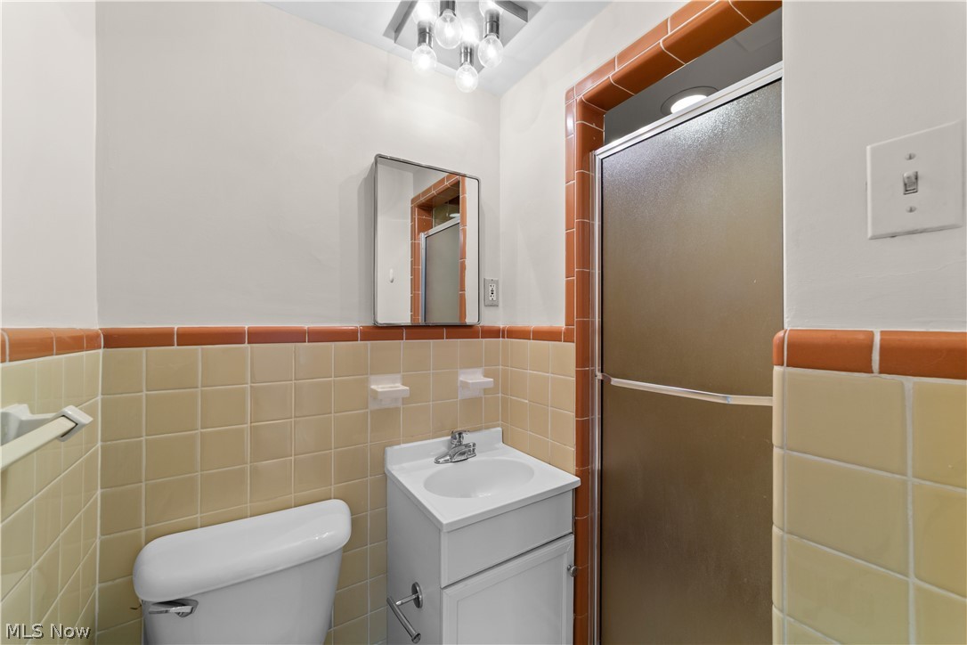 19015 Van Aken Boulevard 311 Property Photo 17