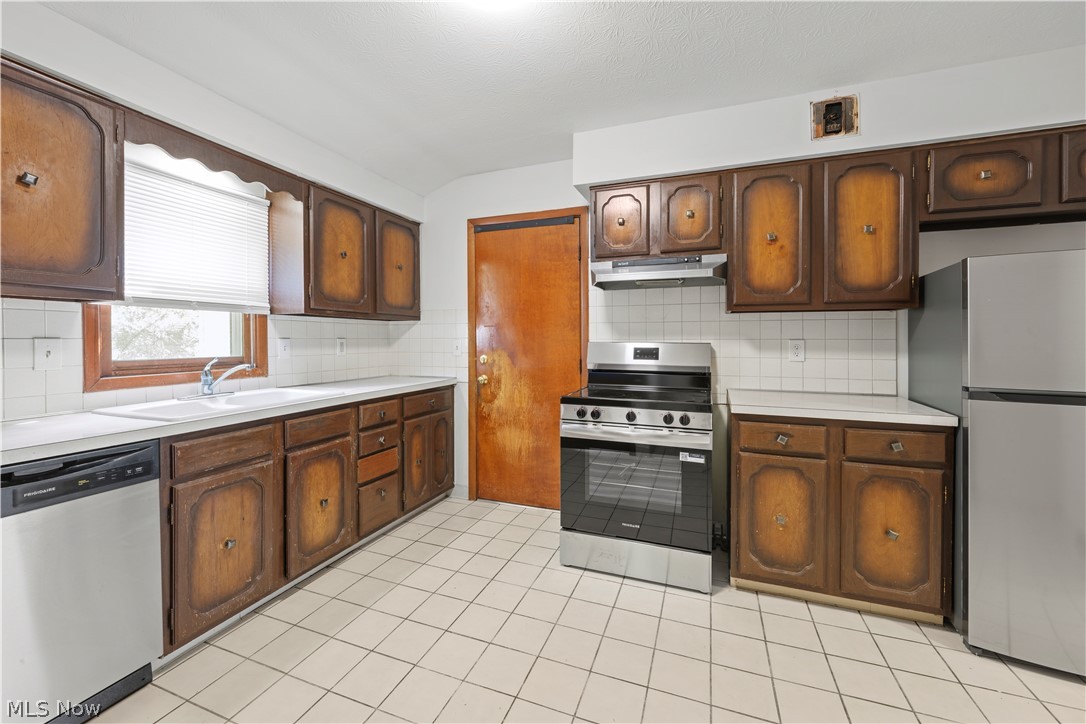 717 E 240th Street Property Photo 8