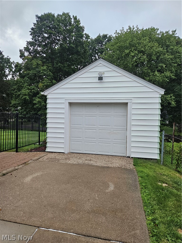 2402 Edgewater Drive Property Photo 2